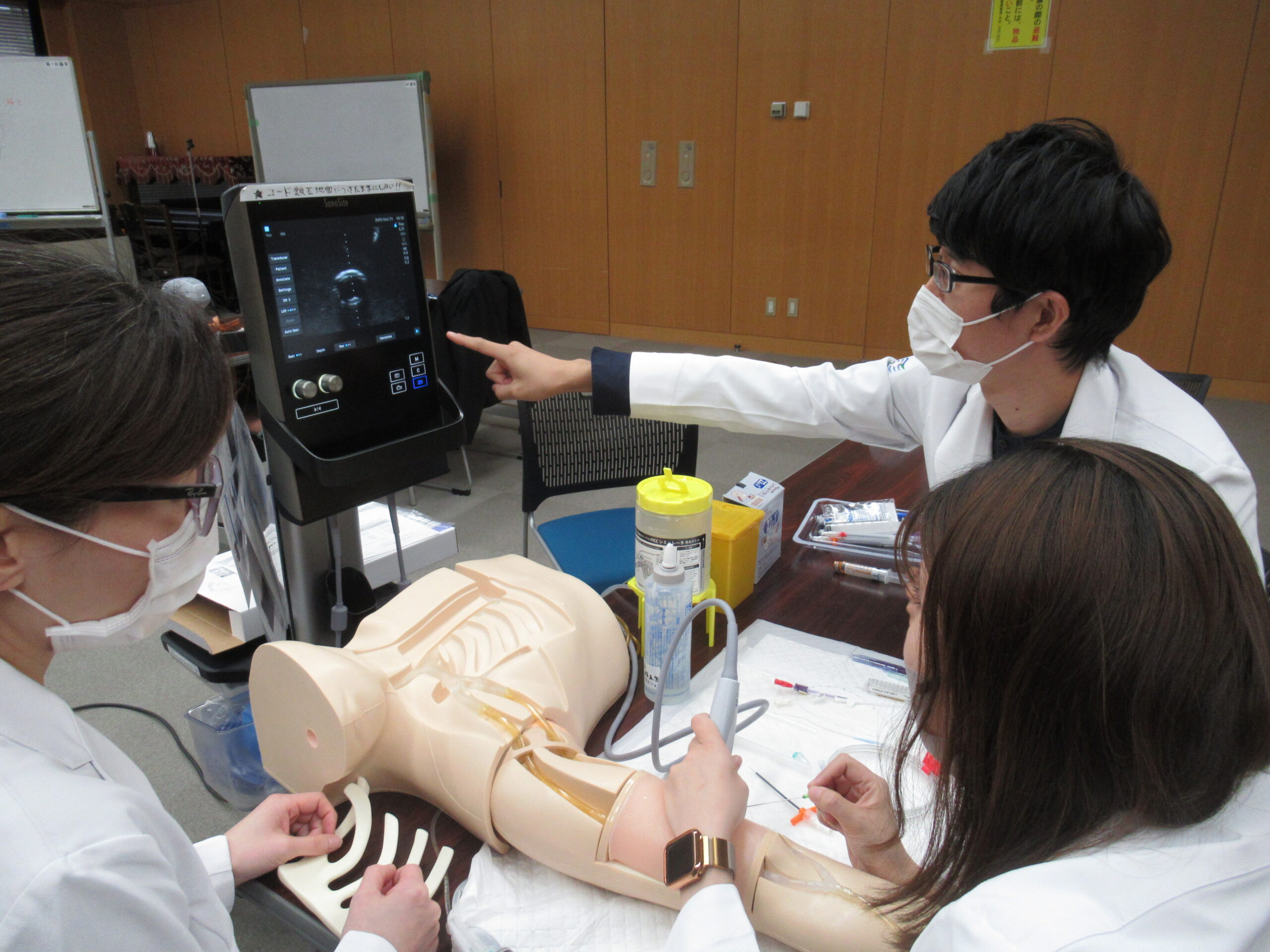 末梢型中心静脈カテーテル挿入の実技練習写真